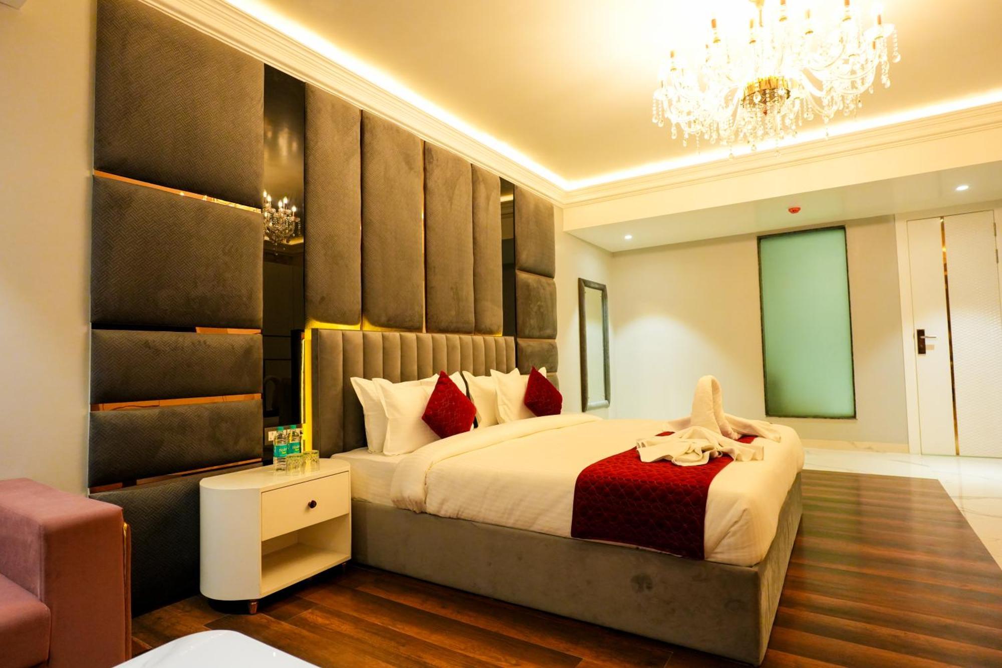 Hotel Adsan Heights Gajraula ภายนอก รูปภาพ