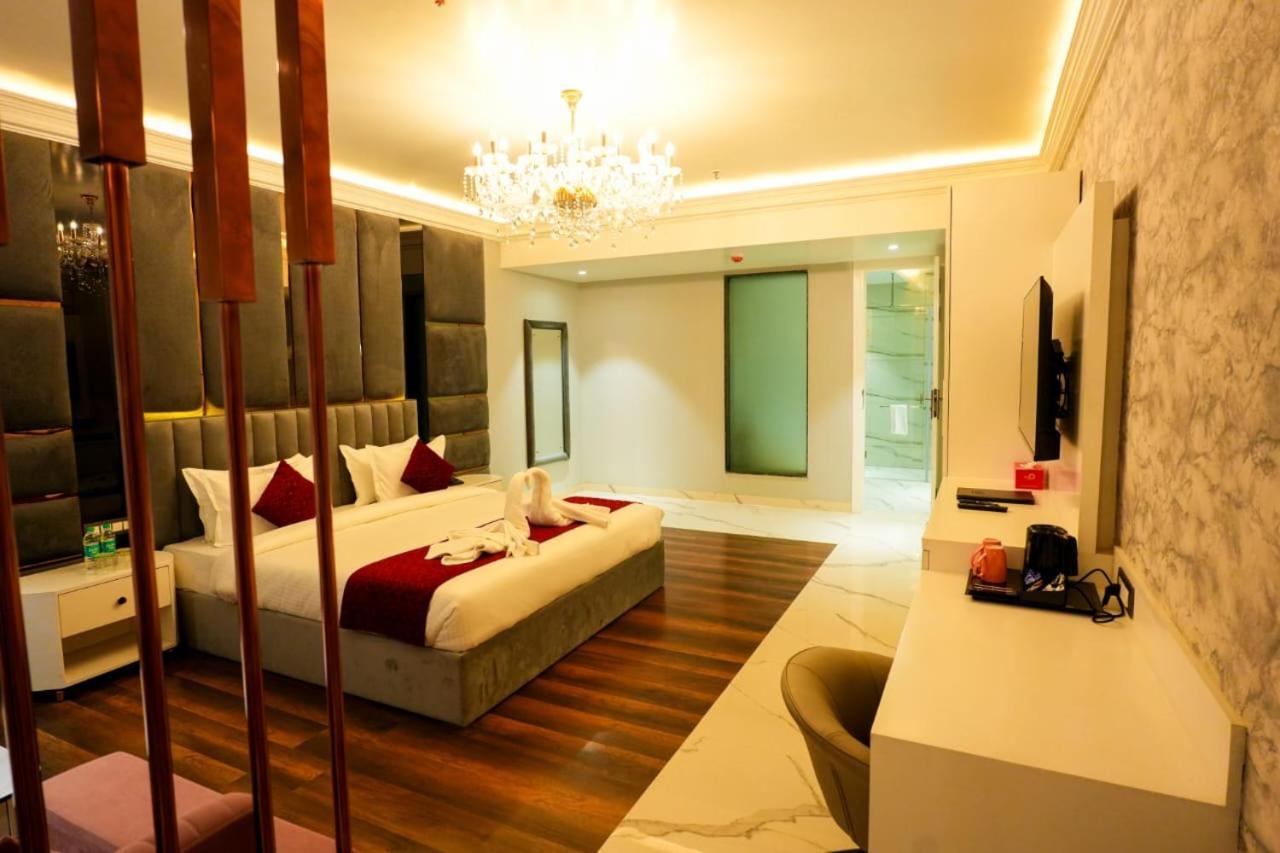 Hotel Adsan Heights Gajraula ภายนอก รูปภาพ