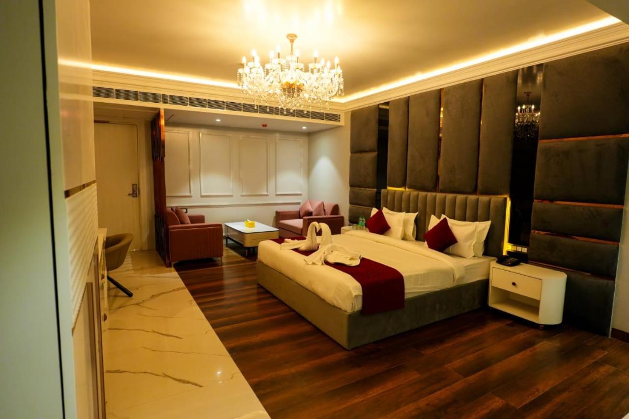 Hotel Adsan Heights Gajraula ภายนอก รูปภาพ