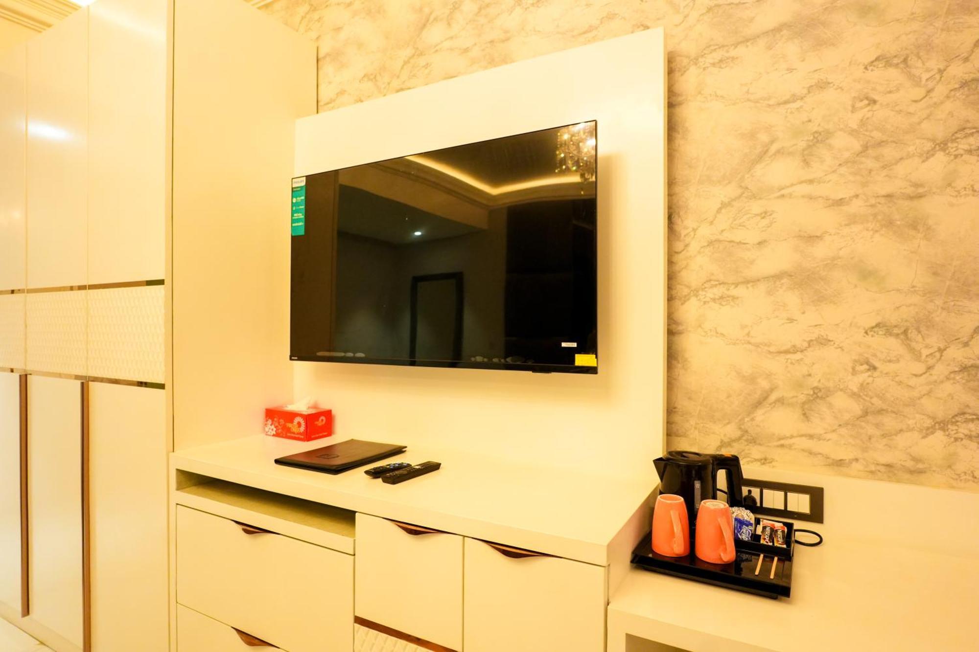 Hotel Adsan Heights Gajraula ภายนอก รูปภาพ