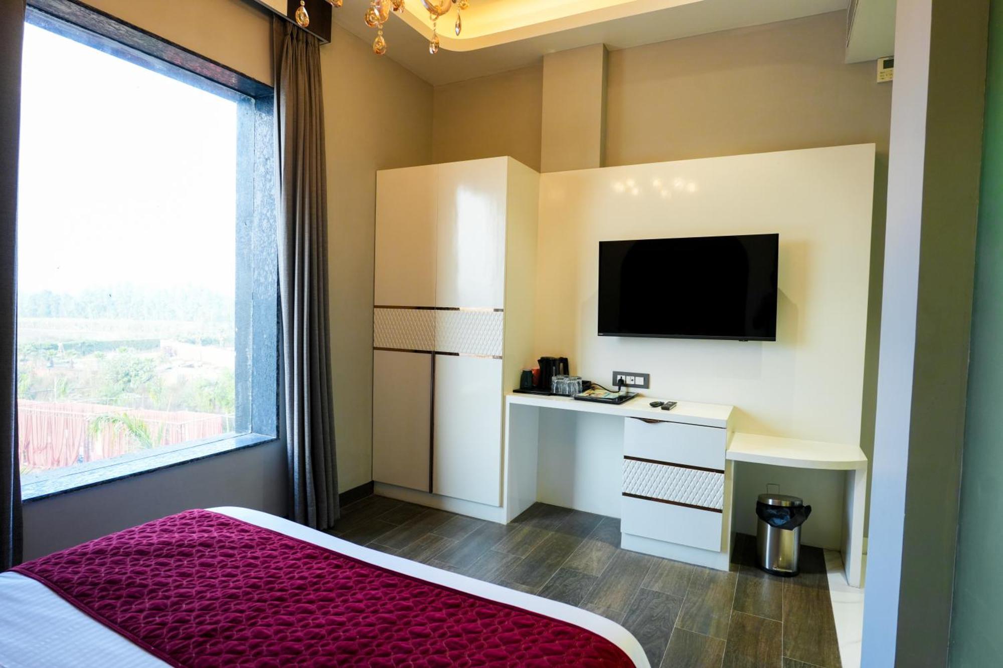 Hotel Adsan Heights Gajraula ภายนอก รูปภาพ