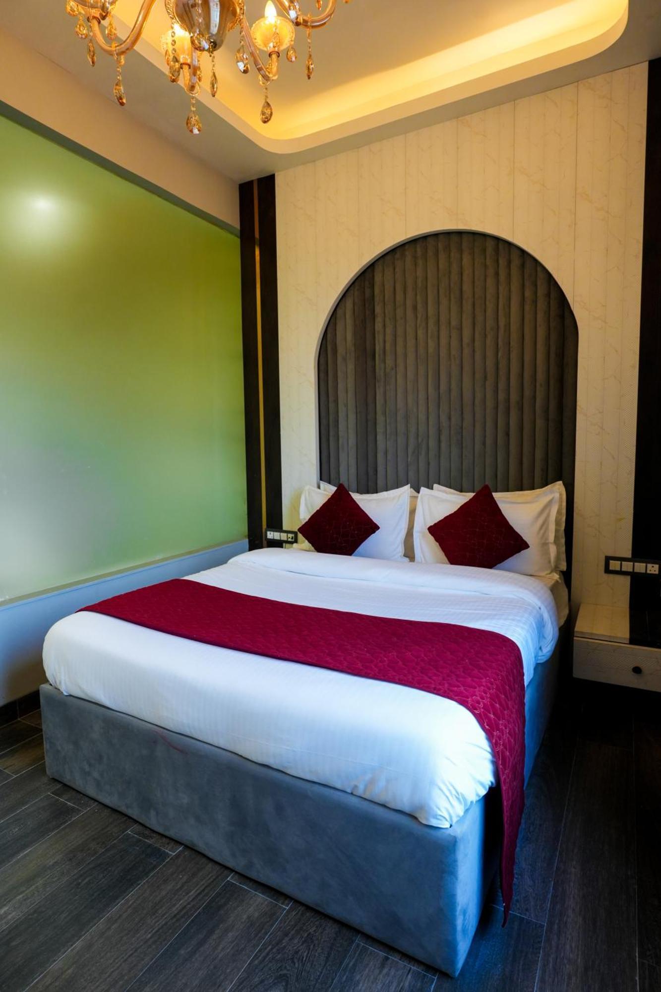 Hotel Adsan Heights Gajraula ภายนอก รูปภาพ