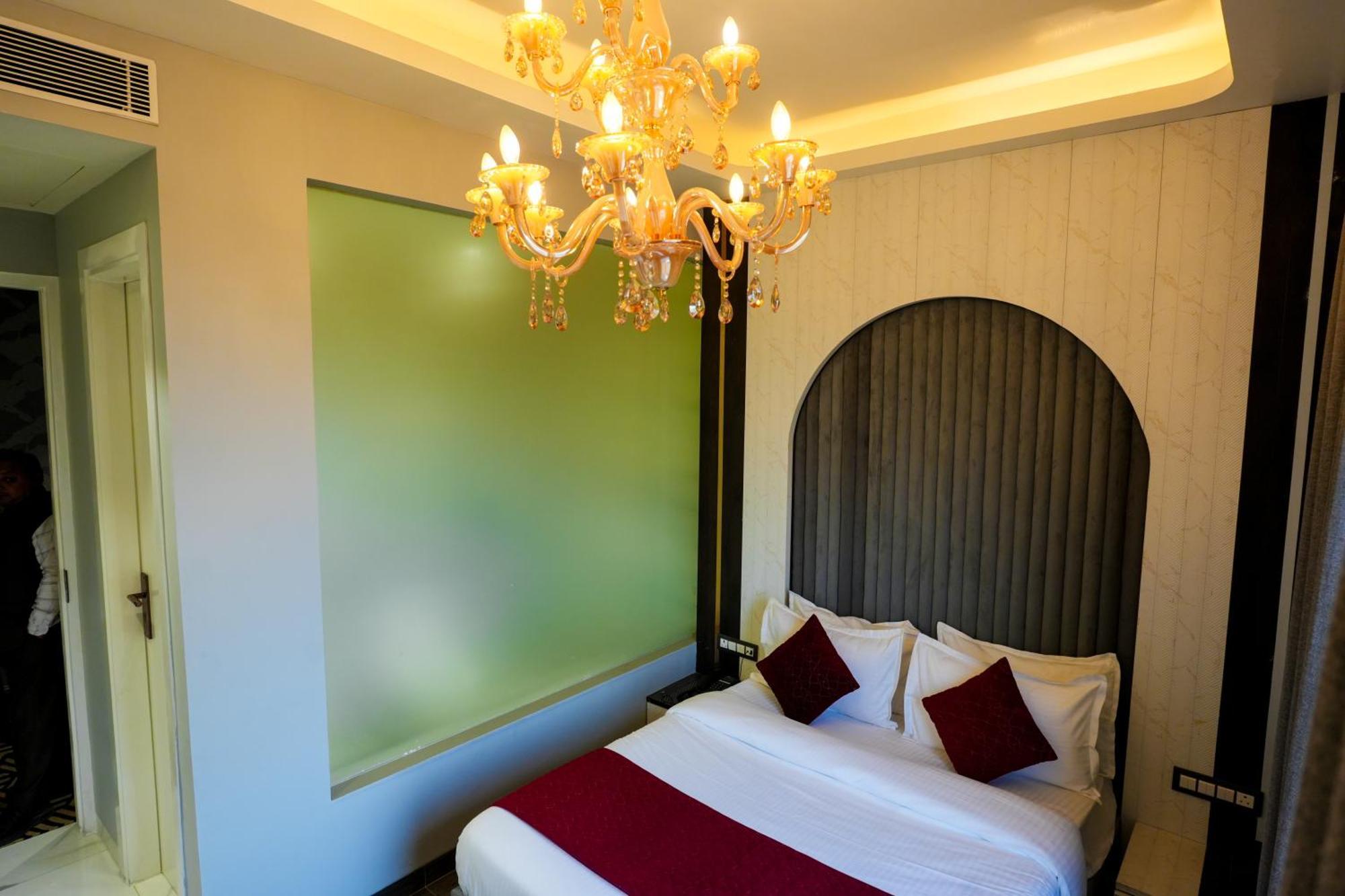 Hotel Adsan Heights Gajraula ภายนอก รูปภาพ