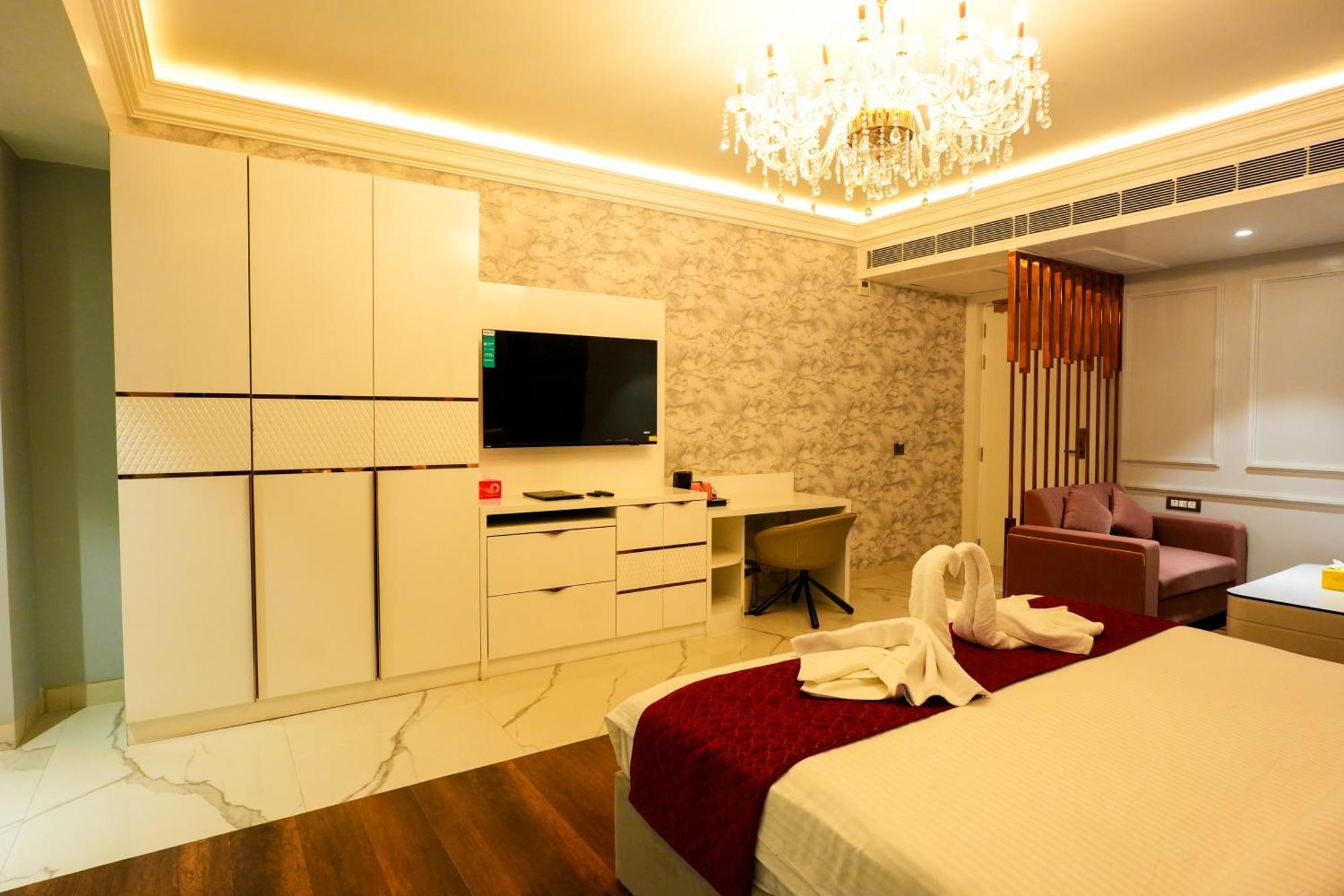 Hotel Adsan Heights Gajraula ภายนอก รูปภาพ