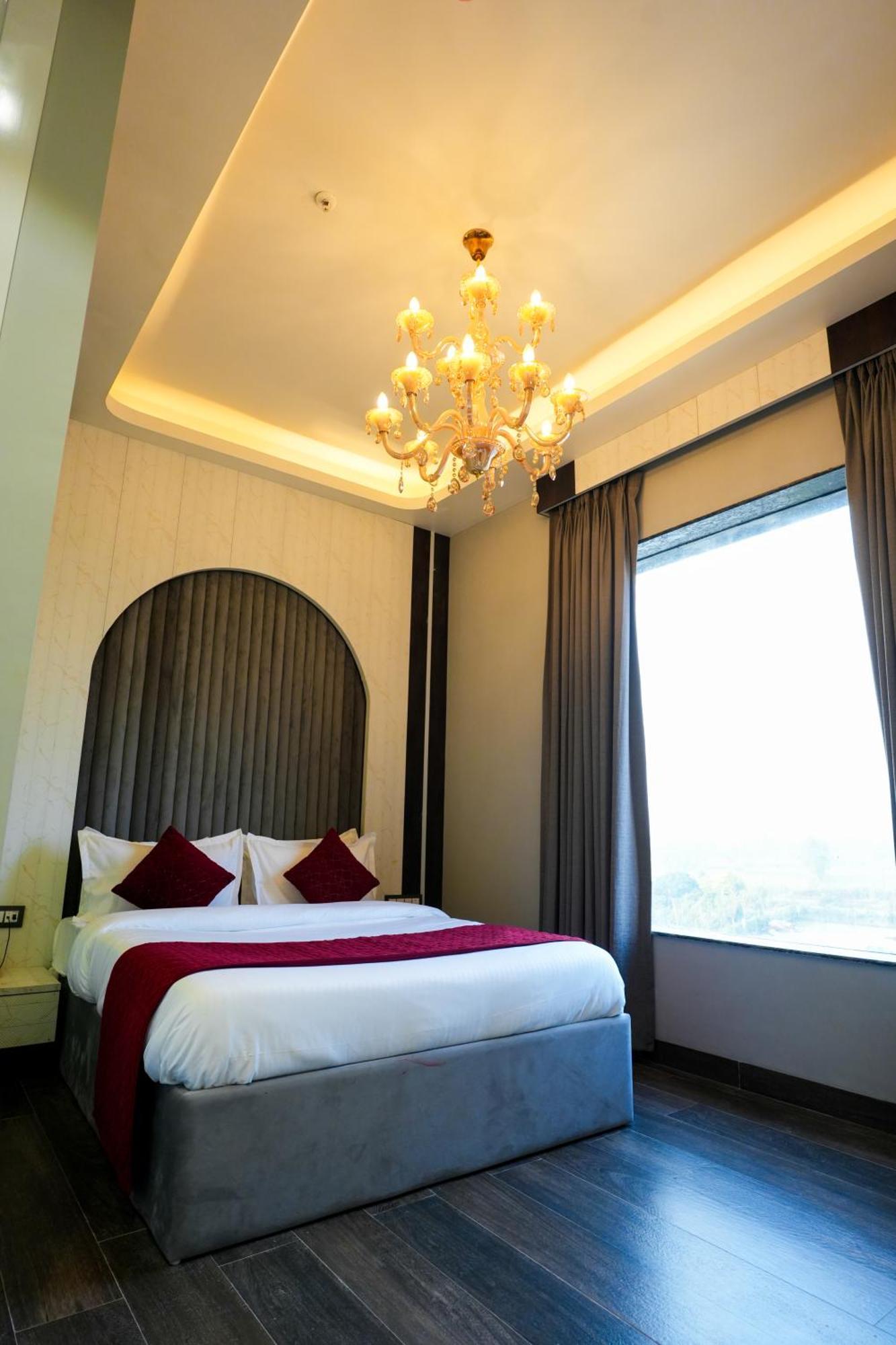 Hotel Adsan Heights Gajraula ภายนอก รูปภาพ